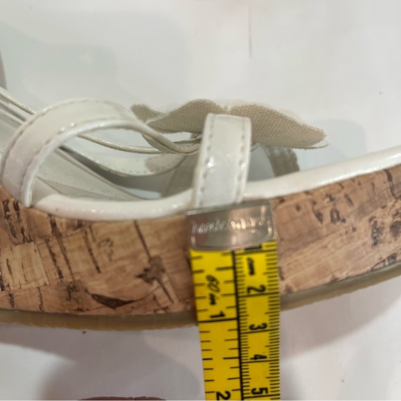CHARMING CHARLIE size 11 white flowered cork wedge sandal flower accent straps - Picture 15 of 16